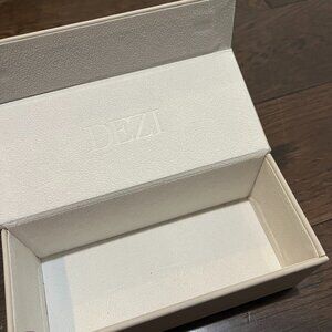 Dezi eyeglasses case